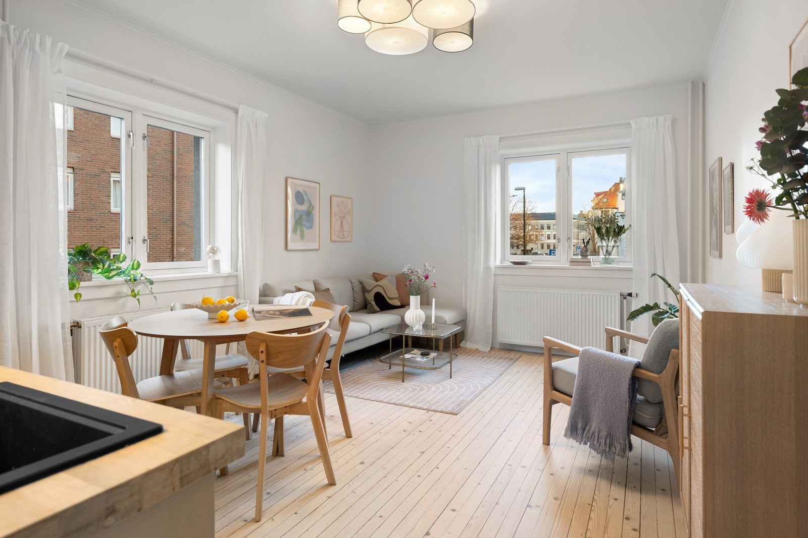 Takhøyden er bra, og er målt til ca. 2,64 meter her i stua. Galleribilde