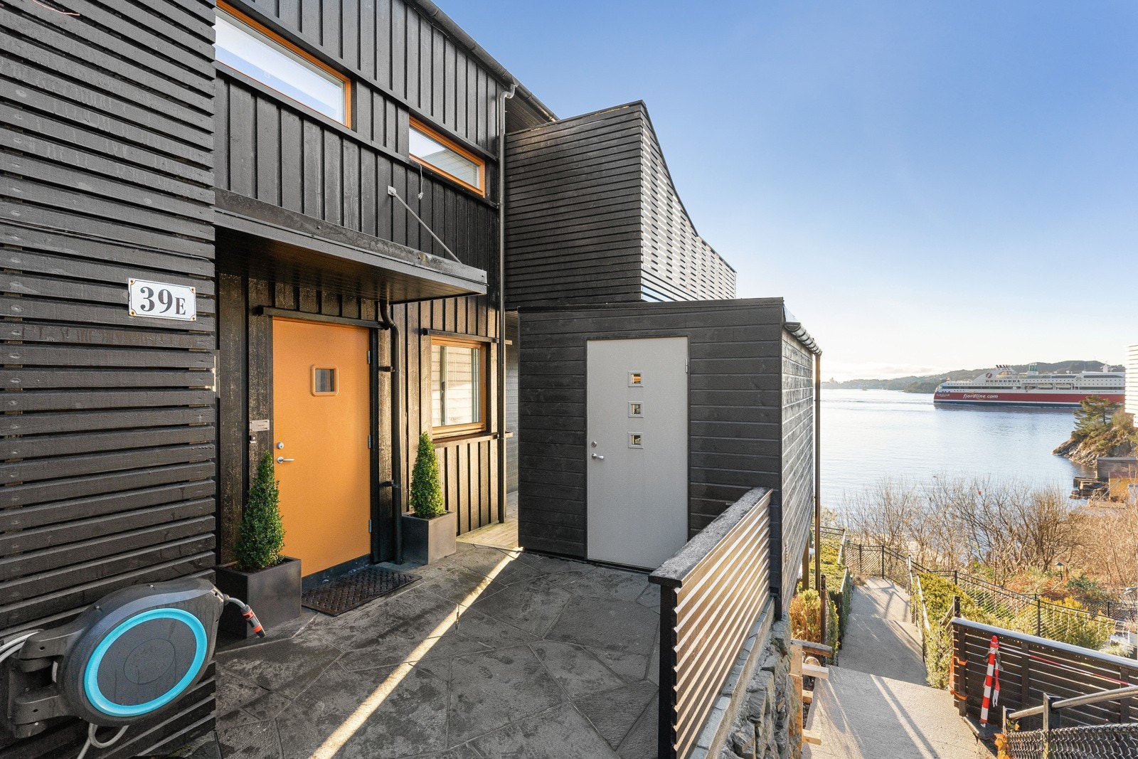 Storingavika 39 ligger fint til på en høyde i Mathopen! Fri sjøutsikt og gode solforhold! Galleribilde