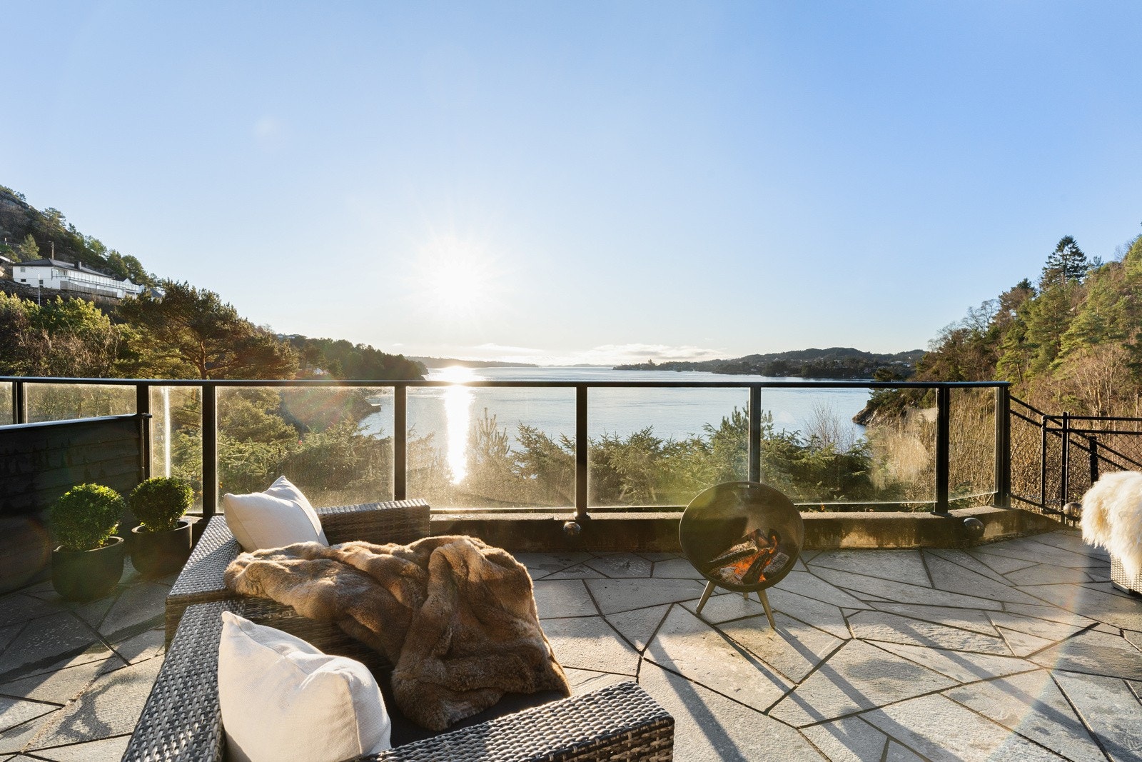 Nyt den flotte sjøutsikten og gode solforhold fra den flotte uteplassen! Galleribilde