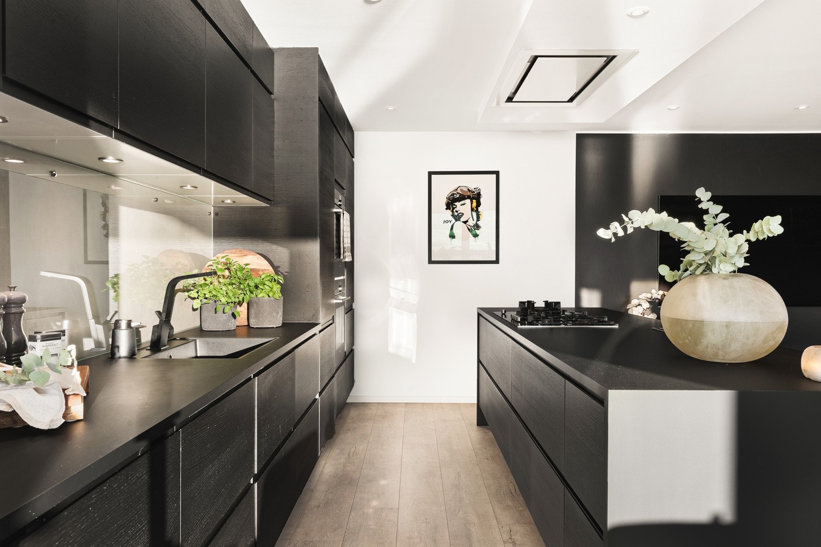 Fine kontraster og en gjennomført kjøkkenløsning! Galleribilde