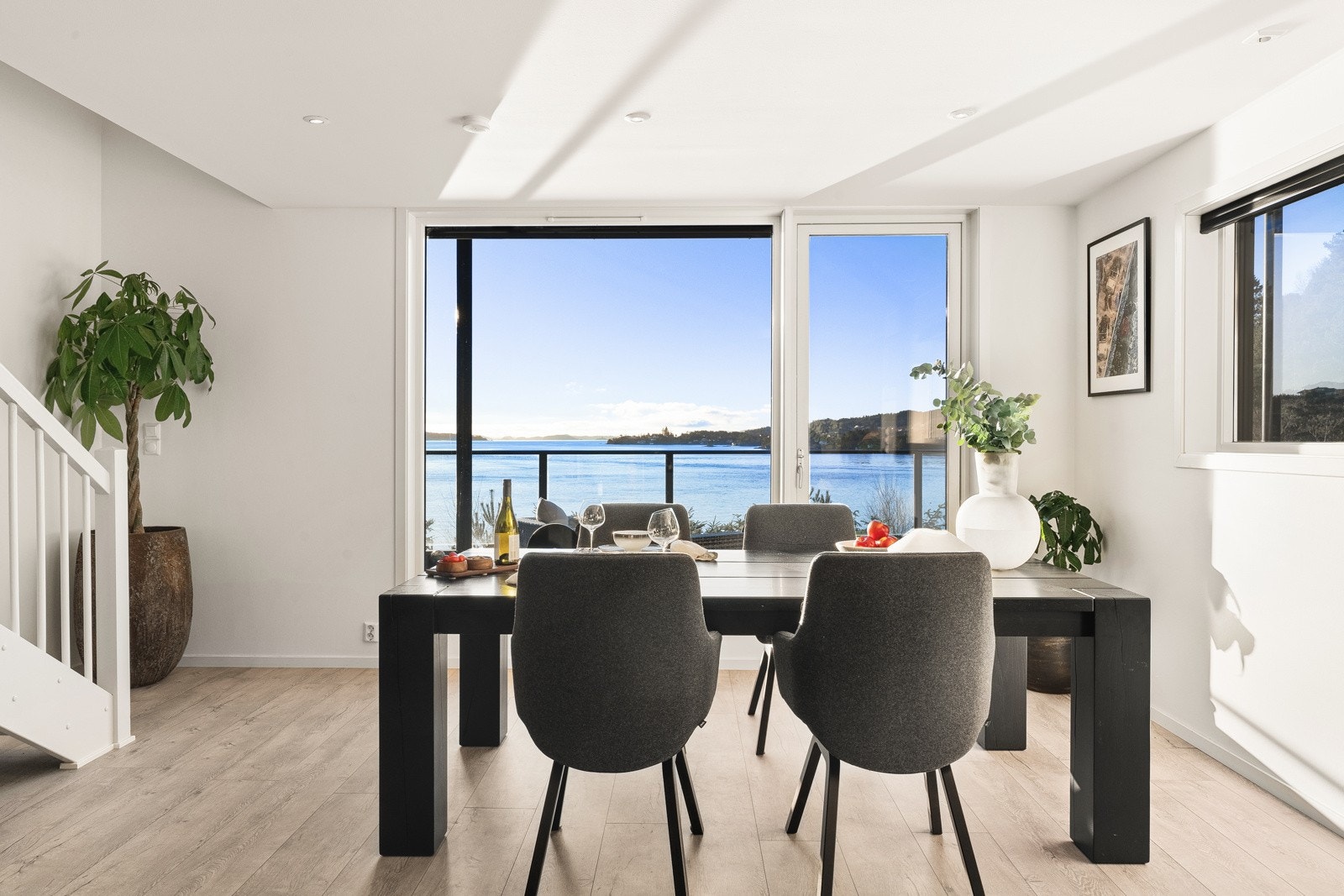 Lys og romslig leilighet over 2 plan med nydelig utsikt og gode solforhold! Galleribilde