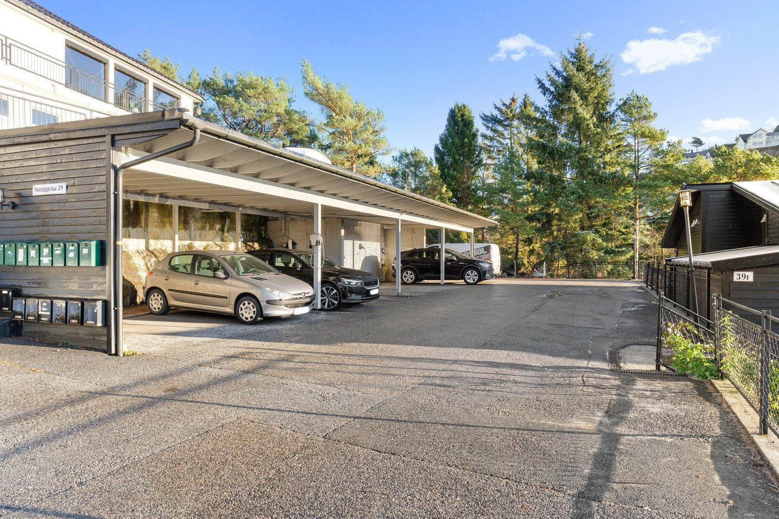 Parkering i carport på sameiets tomt. Galleribilde