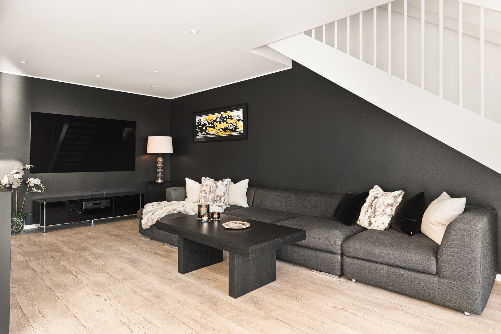 Tv-stuen er plassert i enden av rommet, uten å stjele utsikten! Galleribilde