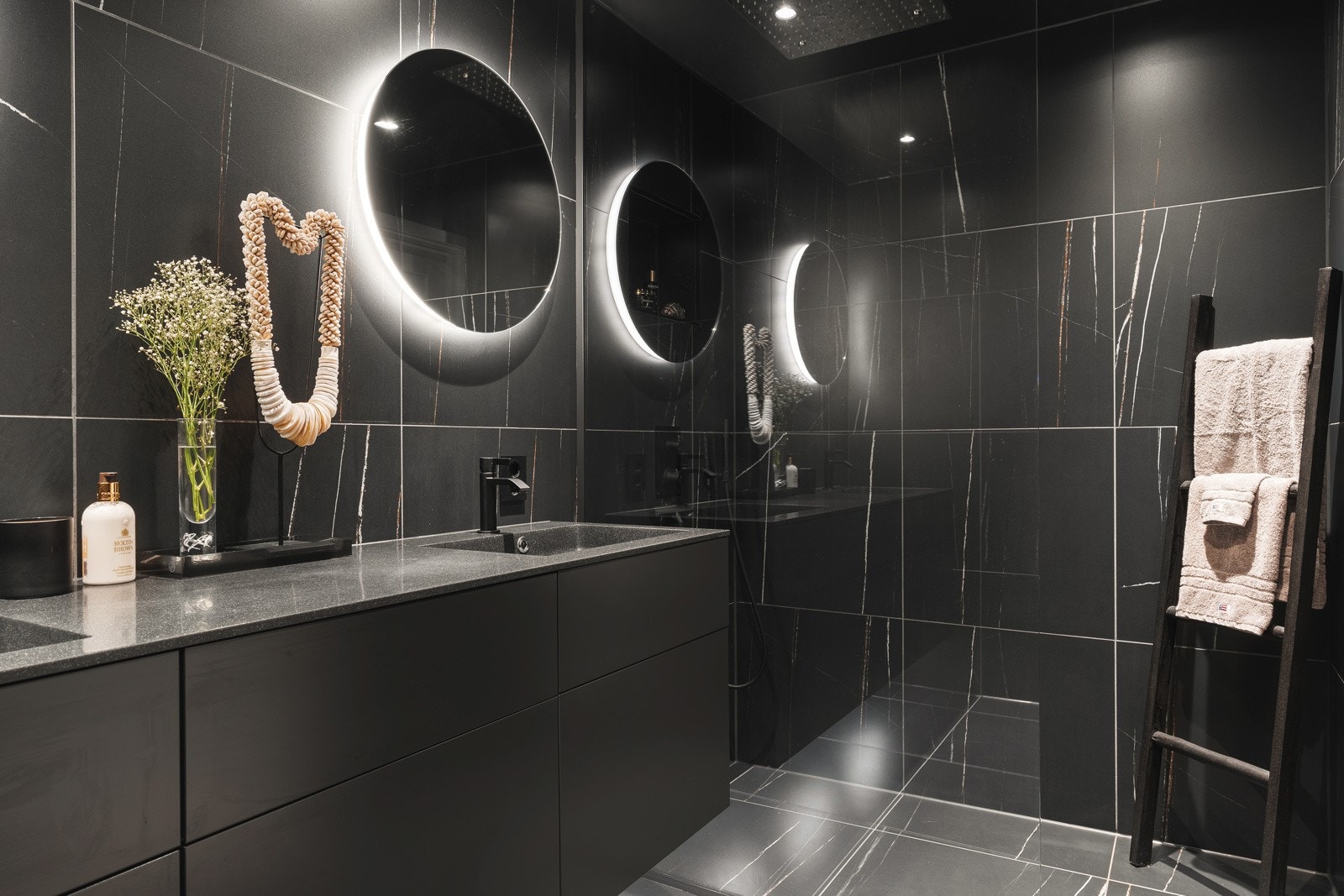 Nytt bad fra 2019 med moderne mørke fliser. Galleribilde