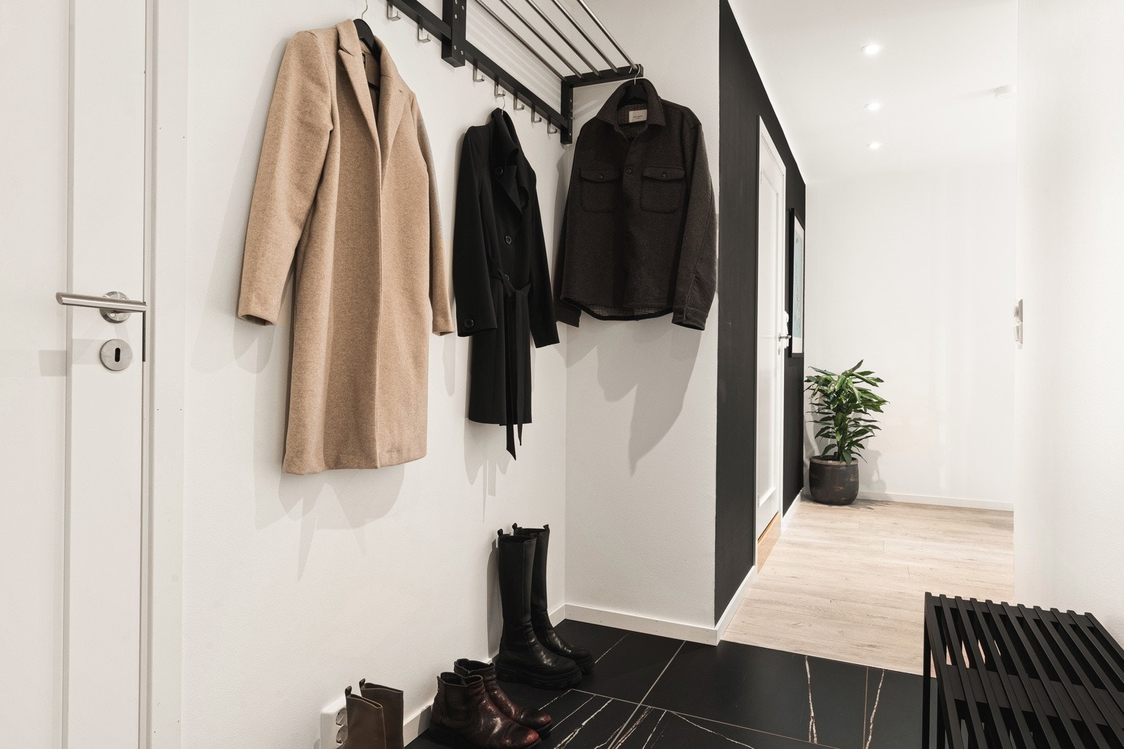 I gangen er det plass til yttertøy og sko. Galleribilde