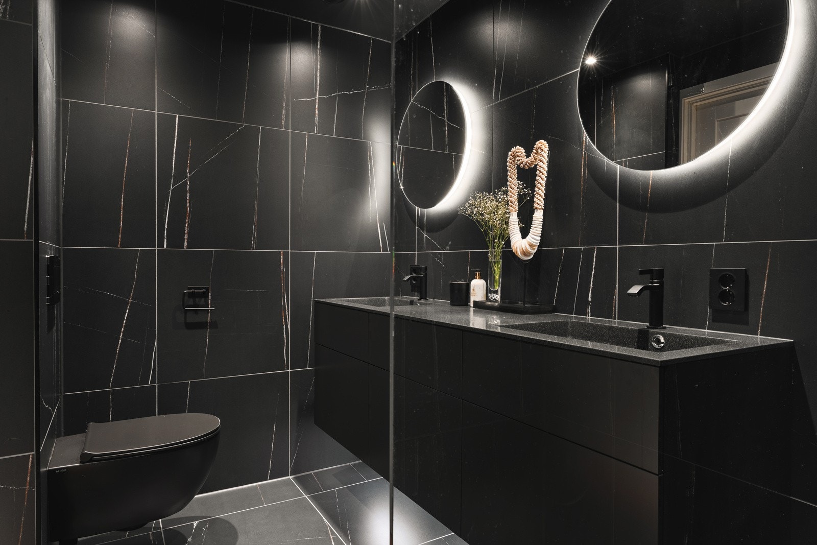 Moderne bad som kan gi "spafølelse". Legg merke til dobbel vask. Galleribilde