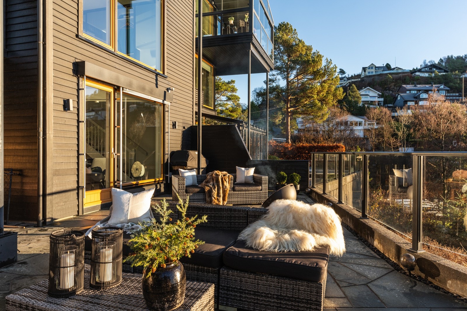 På sommerstid blir terrassen en naturlig forlengelse av stuen. Galleribilde