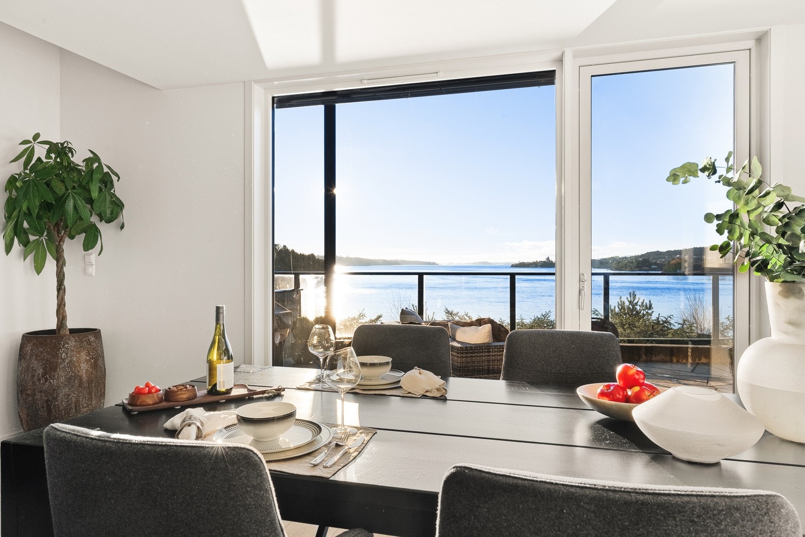 Fra stuen er det utgang til en stor, hellebelagt terrasse. Galleribilde