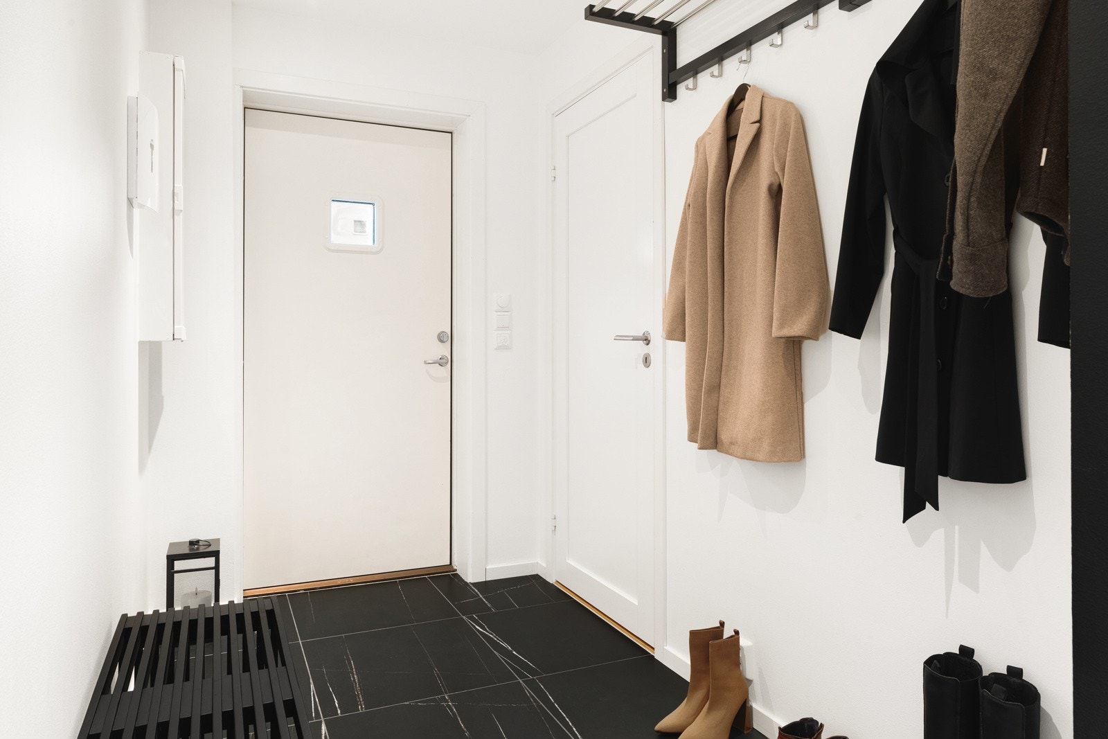 Velkommen inn! Flislagt gang med varme i gulv. Galleribilde