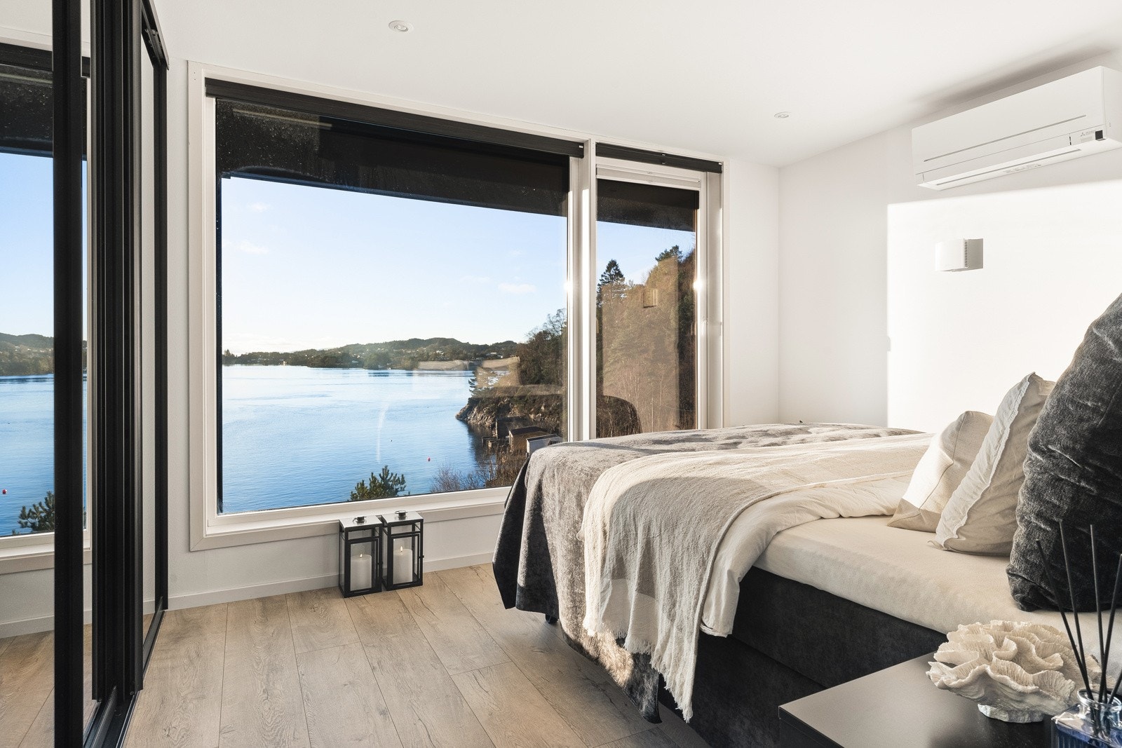 Leiligheten inneholder 2 soverom. Hovedsoverommet har en nydelig utsikt! Galleribilde