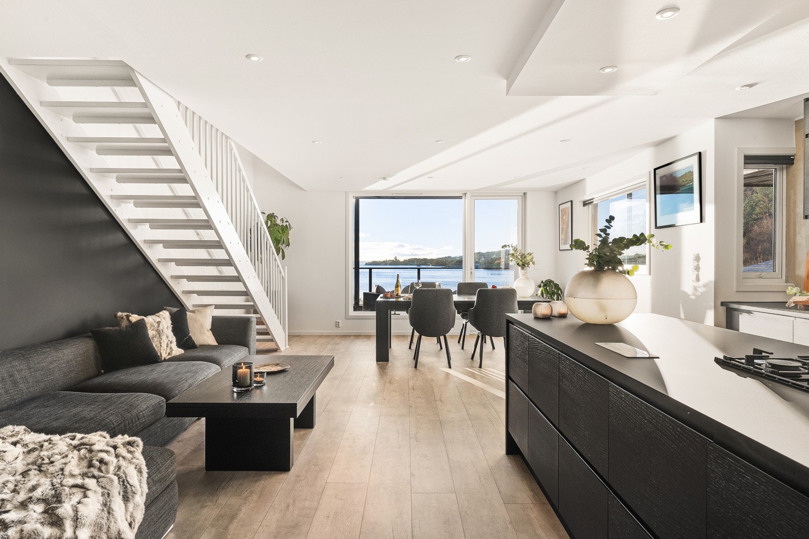 Åpen løsning mellom stue og kjøkken! Galleribilde