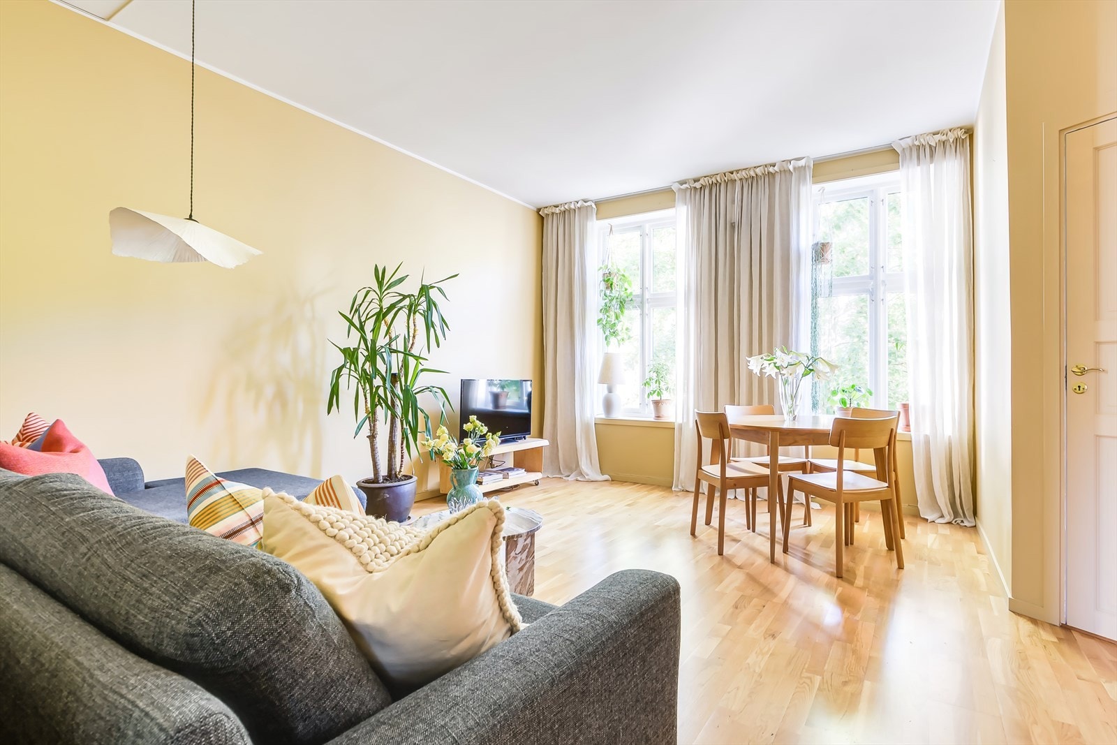 Lys og romslig stue som enkelt lar seg innrede med blant annet sofa, mediemøbler og spisegruppe. Galleribilde