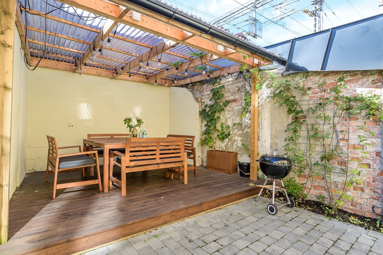Meget koselig bakgård som egner seg ypperlig for koselige sommerkvelder med venner og familie! Galleribilde
