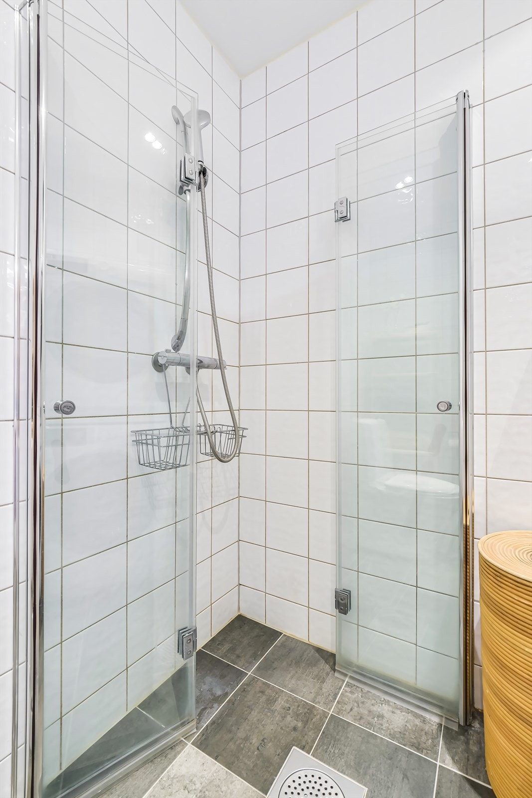 Dusjhjørne med svingbare glassdører. Galleribilde