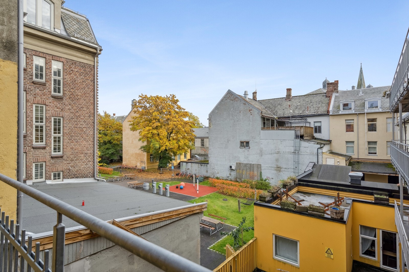 Innsikt over bakgården! Galleribilde