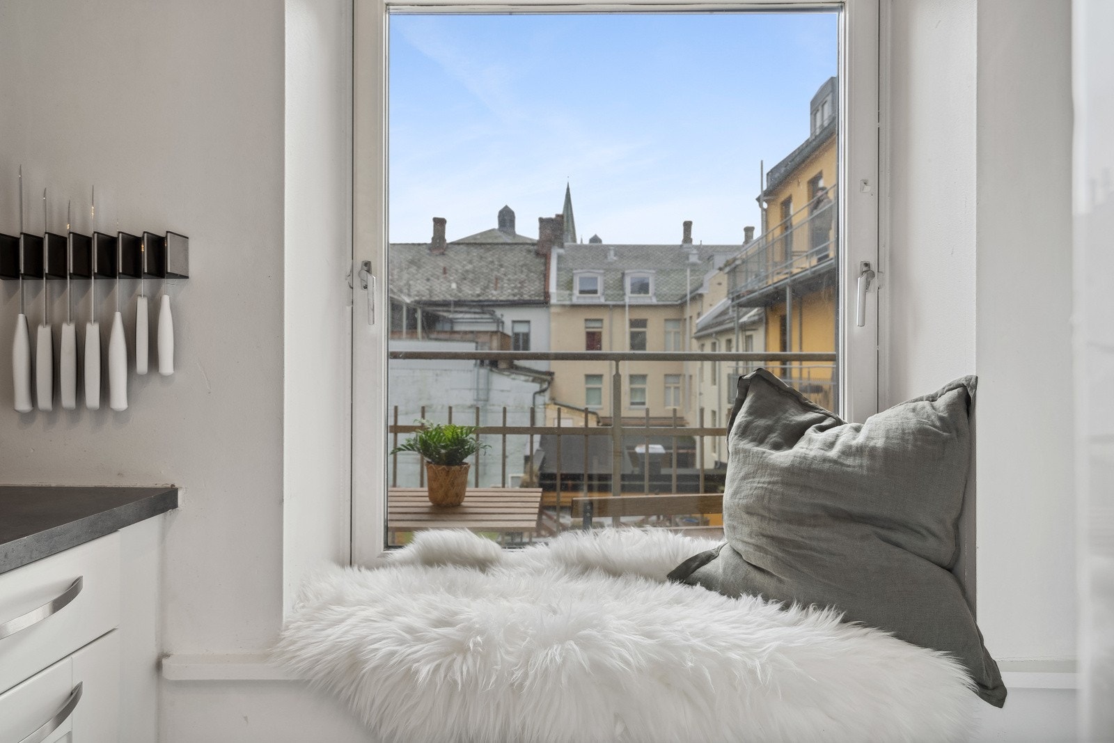 Vinduet på kjøkkenet som sørger for godt med naturlig lys. Galleribilde