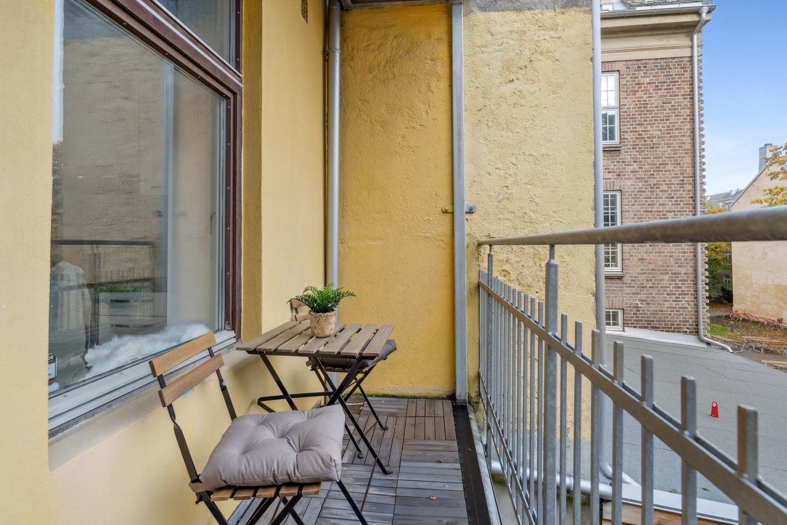 Hyggelig balkong ved fellesareal med plass til utemøblement. Galleribilde