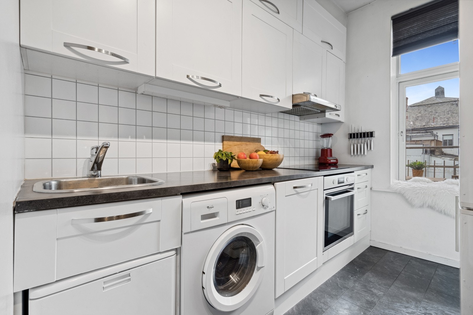 Kjøkkenet er godt utbygget med skap-, skuff- og benkeplass. Galleribilde