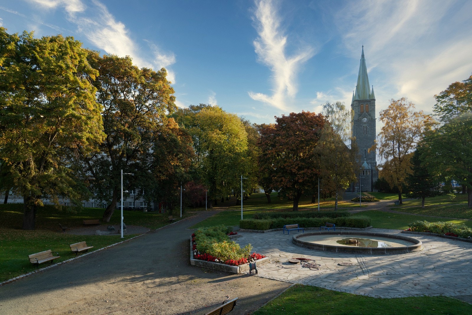 Boligen ligger fint til med kort avstand til dagligvarebutikker som Bunnpris og Rema 1000. Galleribilde