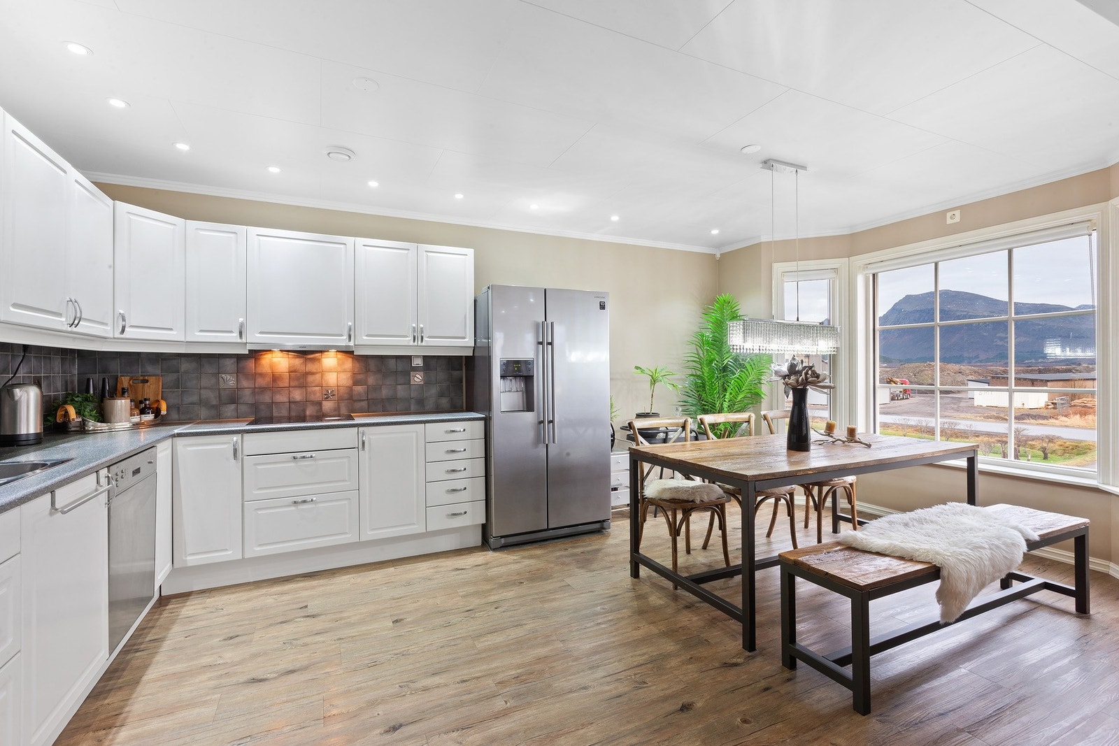 Kjøkken har rikelig med skap og benkeplass. Galleribilde