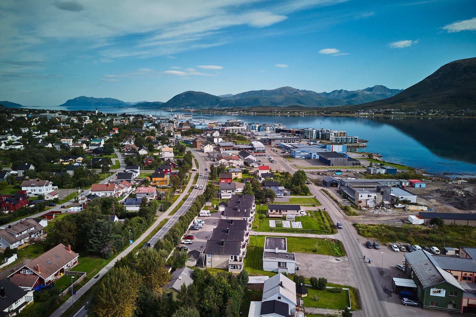 Gangavstand til sentrum med alle dets fasiliteter. Skole og flere barnehager innenfor gangavstand. Galleribilde
