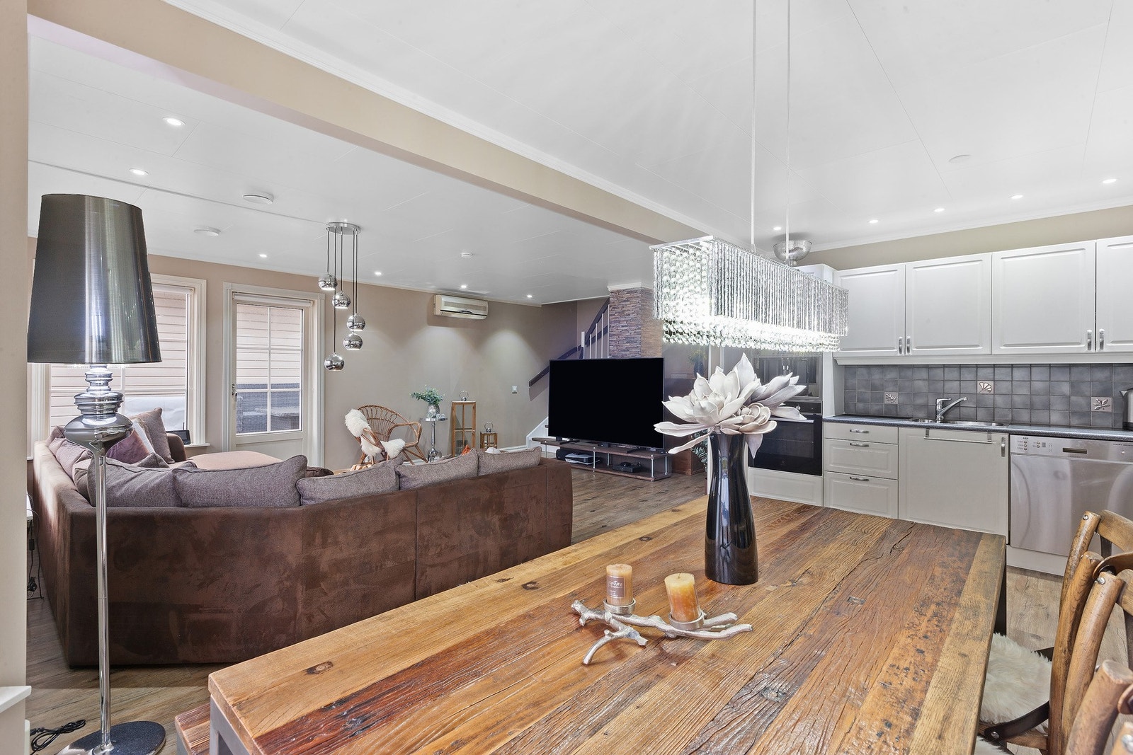 Stue og kjøkken i åpen løsning som gir en romslig følelse. Galleribilde