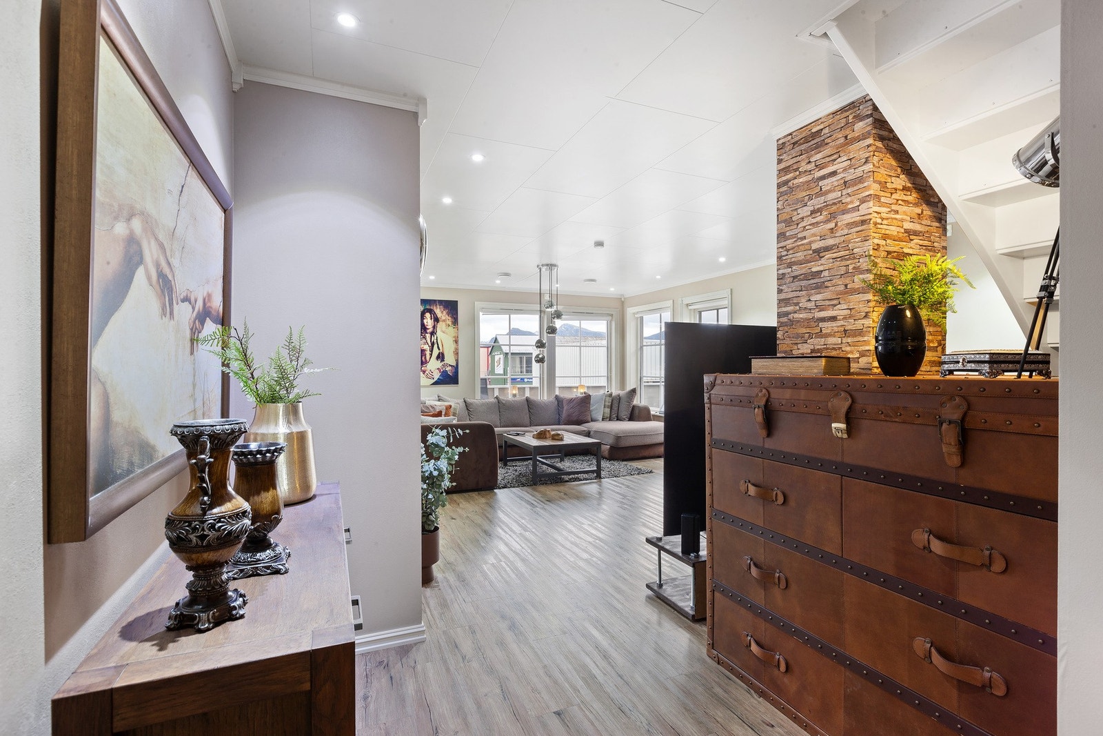 Stue er utført i lyse overflater og har god planløsning. Galleribilde