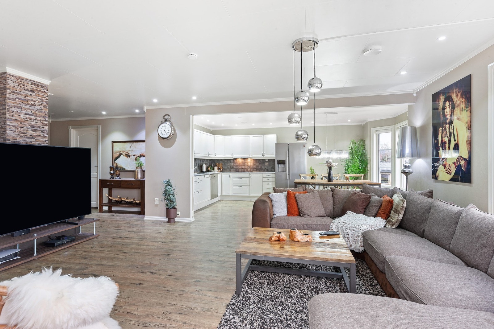 Stuen har store vindusflater som gir rommet godt med dagslys. Galleribilde