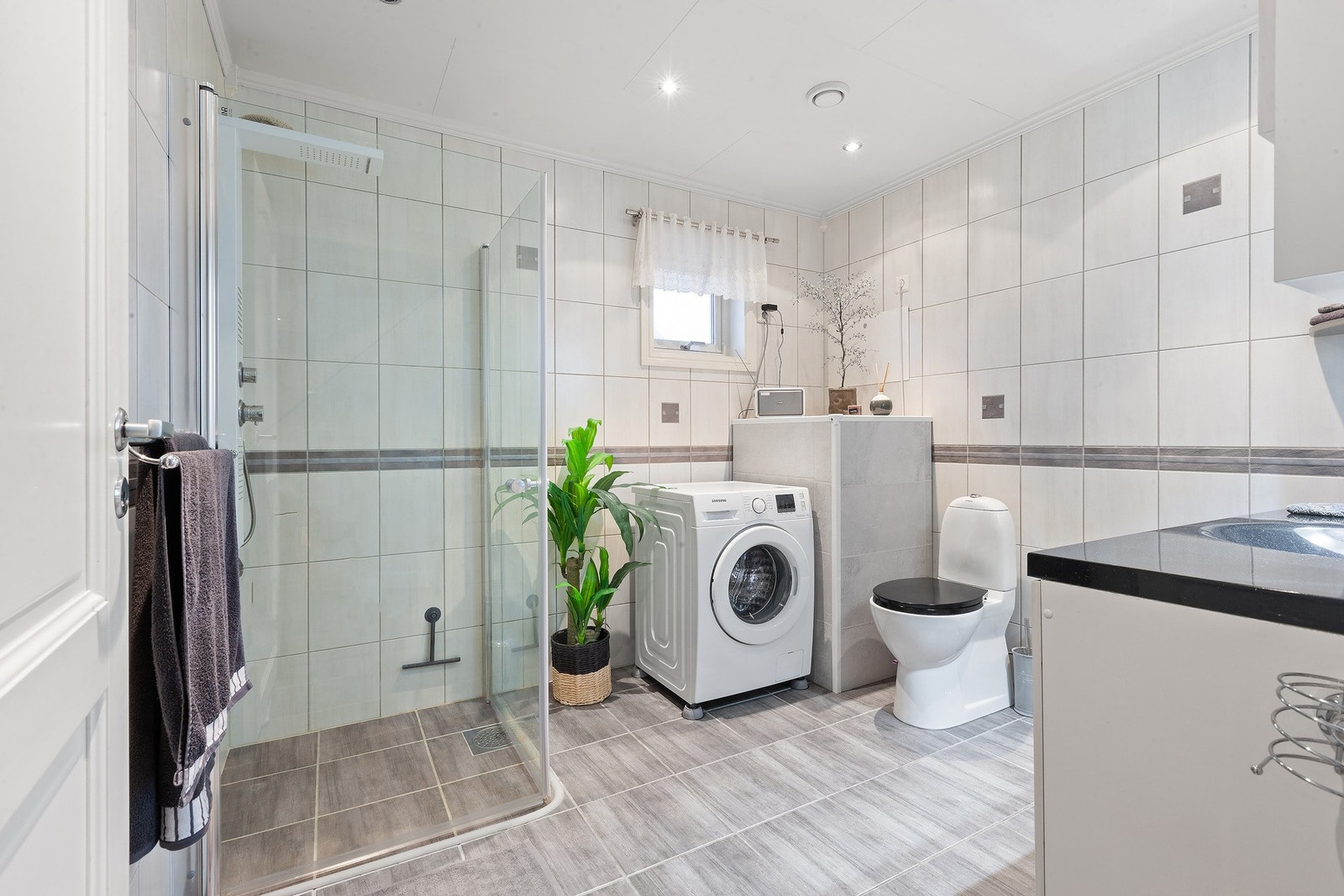 Lyst bad/vaskerom av god størrelse. Galleribilde