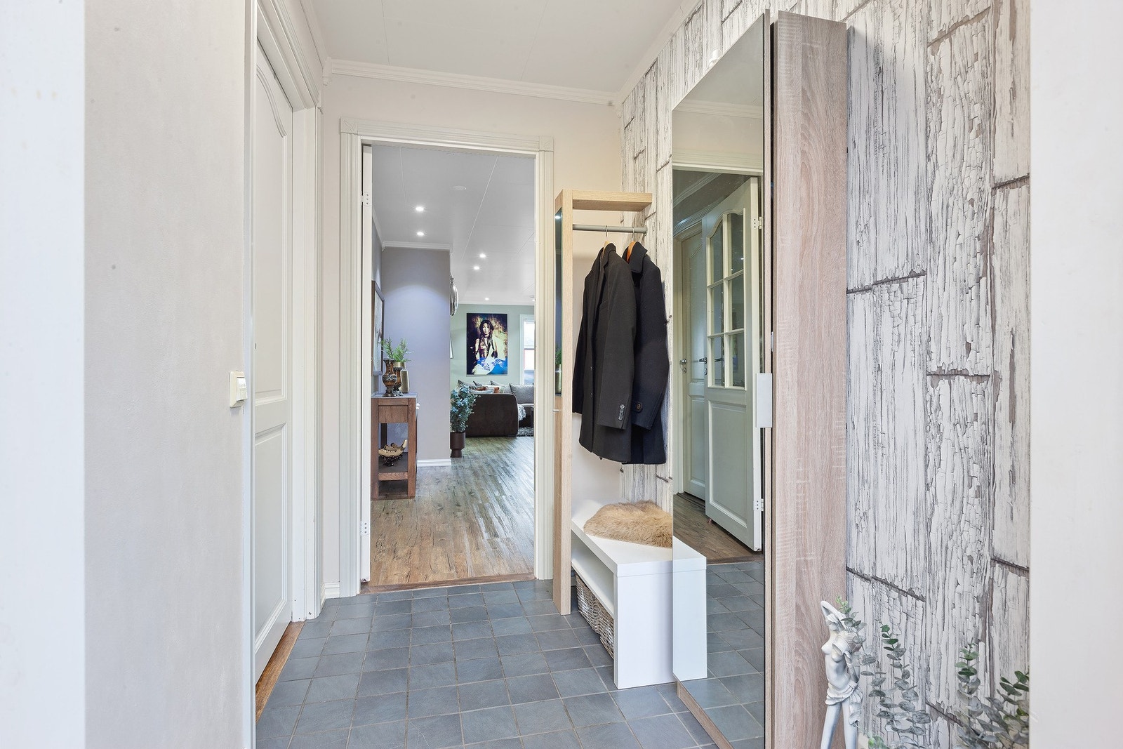 Lys og gang med plass til å henge fra seg. Galleribilde