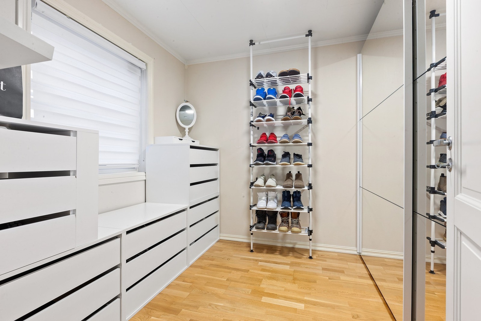 Soverom benyttet som garderoberom. Innredning til venstre og skostativ i bildet medfølger ikke. Galleribilde