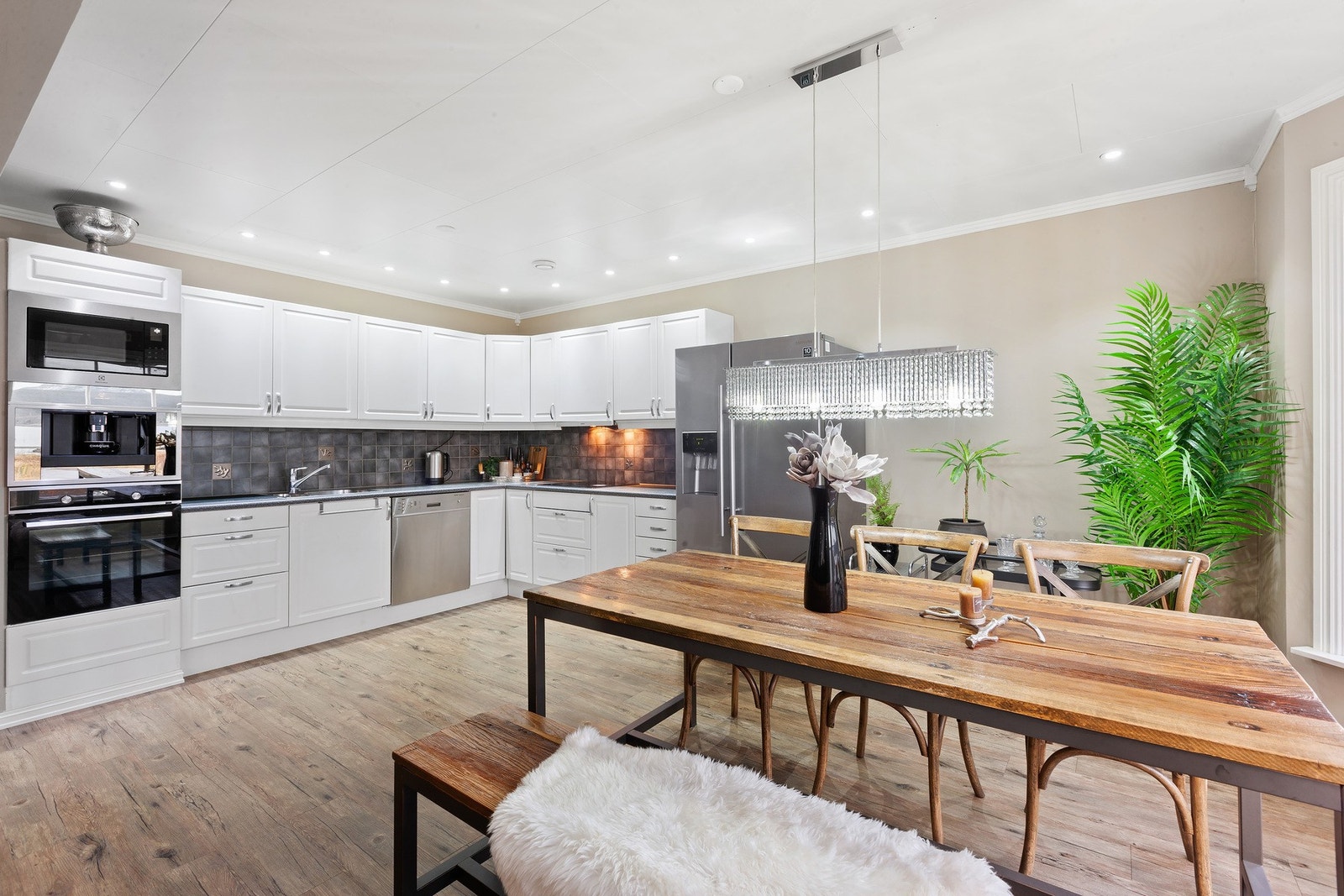 Kjøkkenet har en lys innredning med profilerte fronter, integrert Stekeovn, micro og kaffemaskin. Galleribilde