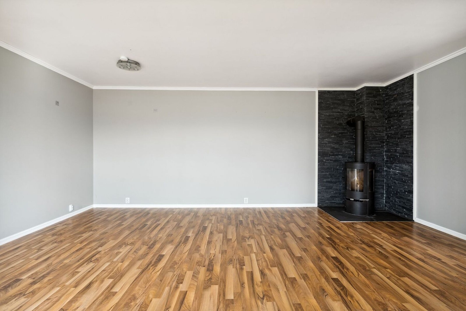 Hva er vel bedre enn å ha eget ildsted i stue? Ildsted montert ca 2008. PS ! Leiligheten har også montert varmepumpe i 2021. Galleribilde