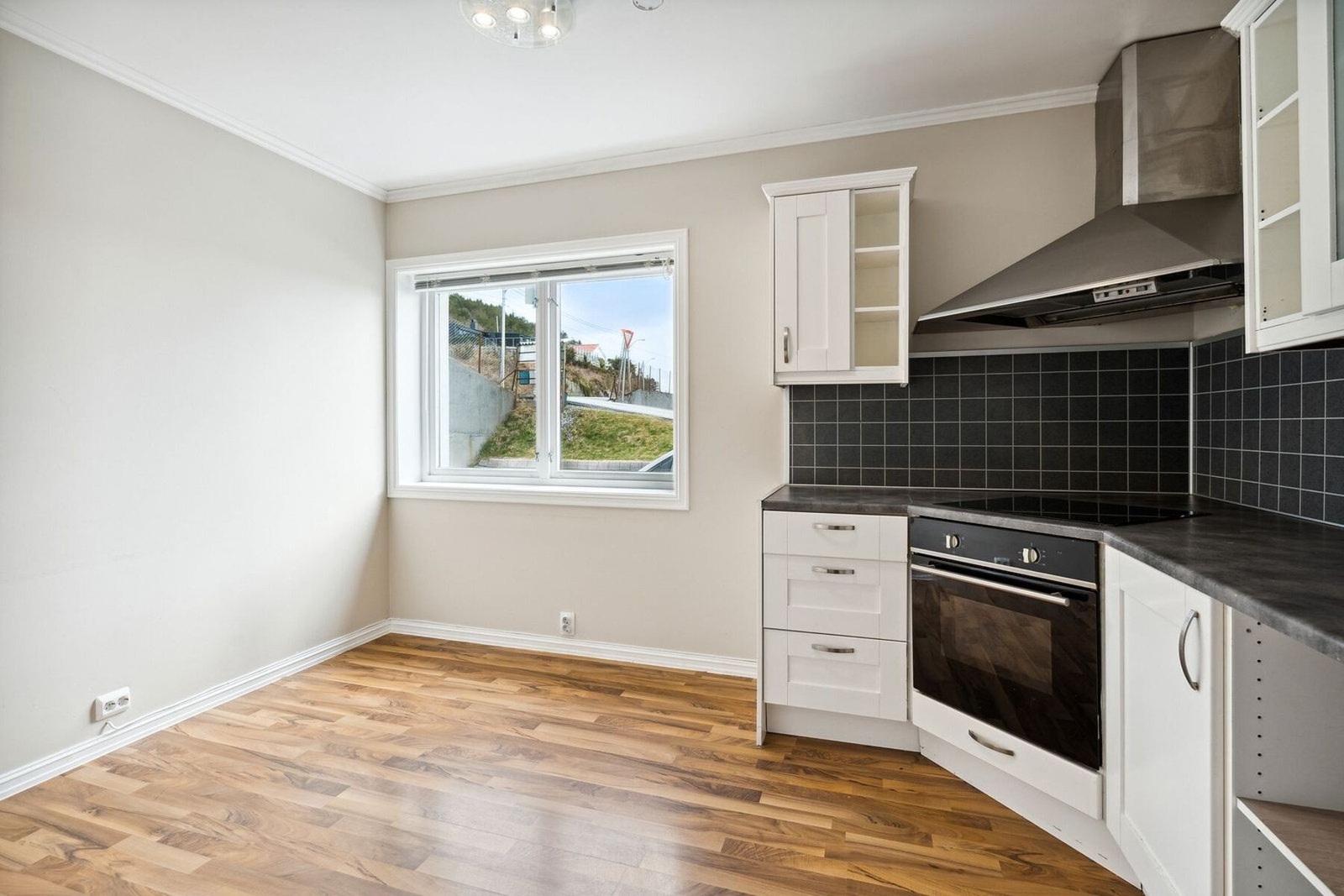 Kjøkkenet med vindu mot øst og med malte fronter ( 2022). Galleribilde