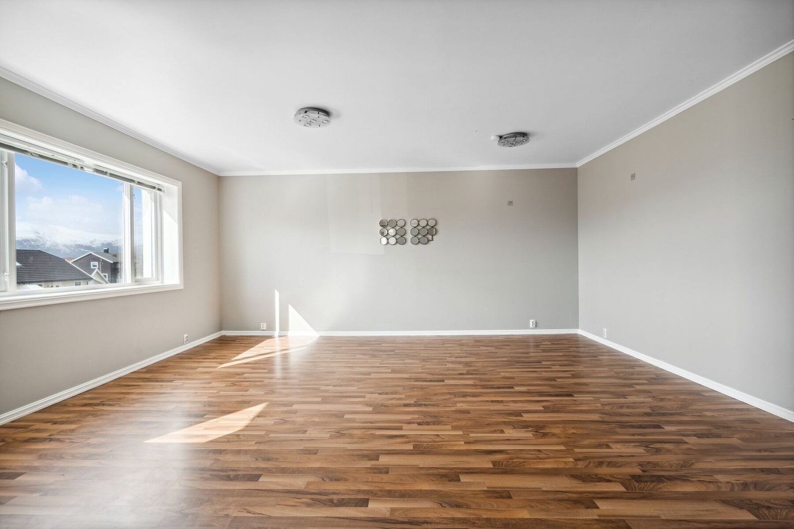 Vindu mot sør og gode lysforhold, legg også merke til antall elpunkt. Galleribilde