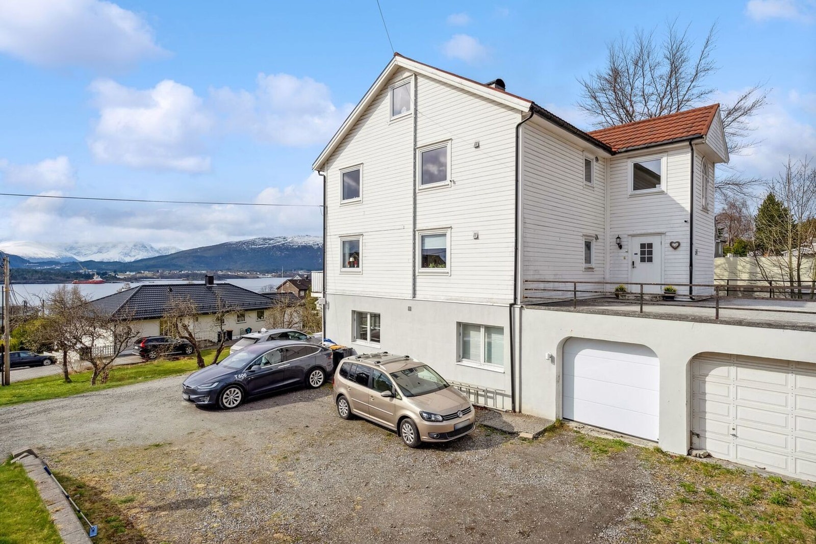 Leiligheten har beliggenhet i første etasje og parkeringsplass med el-bil lader medfølger. Galleribilde