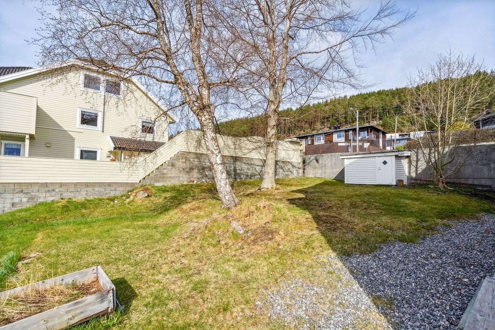 Fellesareal med beplantning og gode solforhold Galleribilde