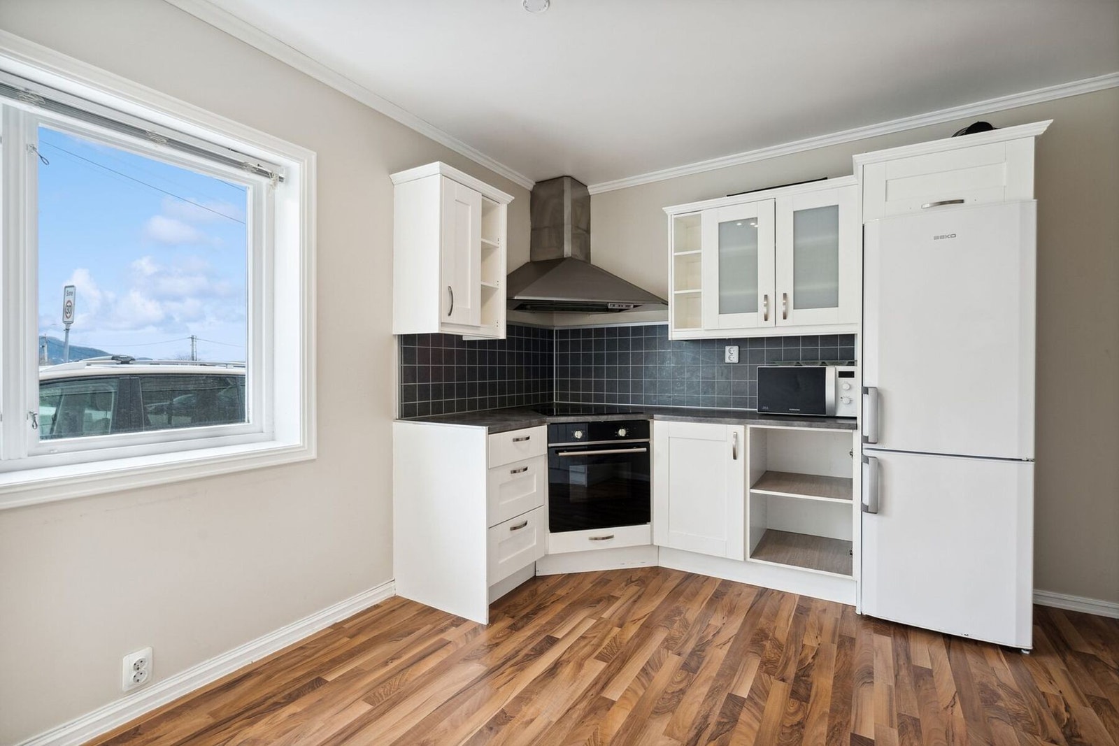 Laminat benkeplate og sprutplate mellom benkeplate og overskap. Galleribilde