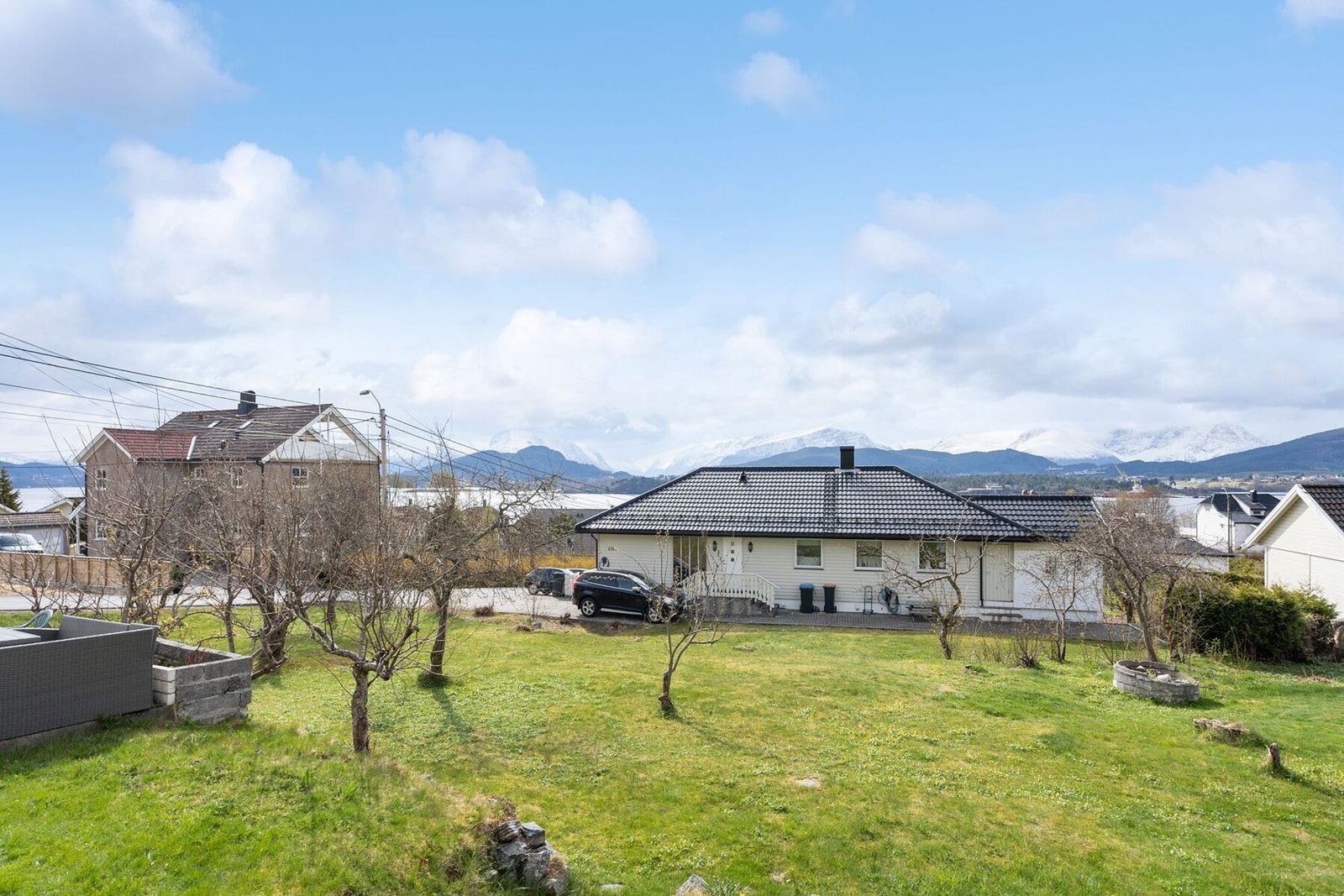 Sameiet har stor fellestomt med plen og beplantning. Areal mot sør er regulert til veg i området. Galleribilde