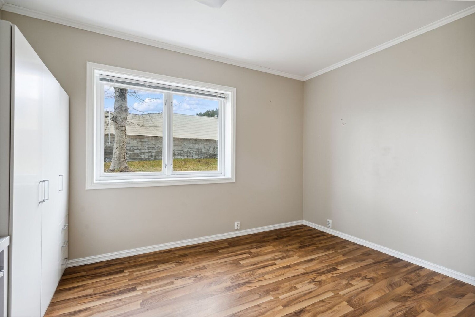 Leiligheten har to soverom, dette har vindu mot vest. Galleribilde