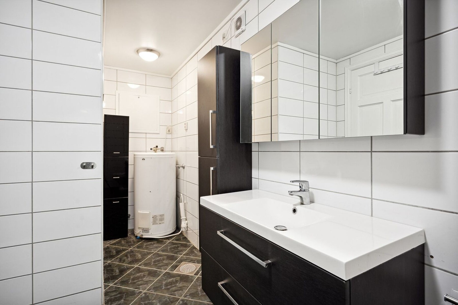 Badet har 2 sluker og egen nisje for vaskemaskin, vv-tank etc. Legg også merke til inspeksjonsluke for rør i rør opplegg og el-punkt på vegg. Galleribilde