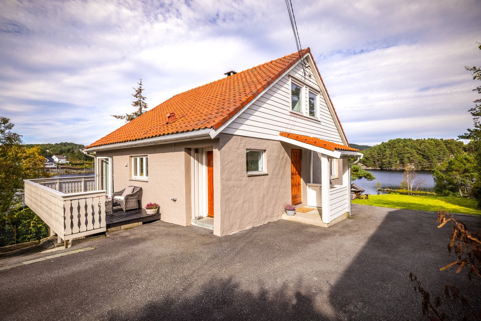 På sørvestsiden av boligen er det 35 kvm terrasse Galleribilde