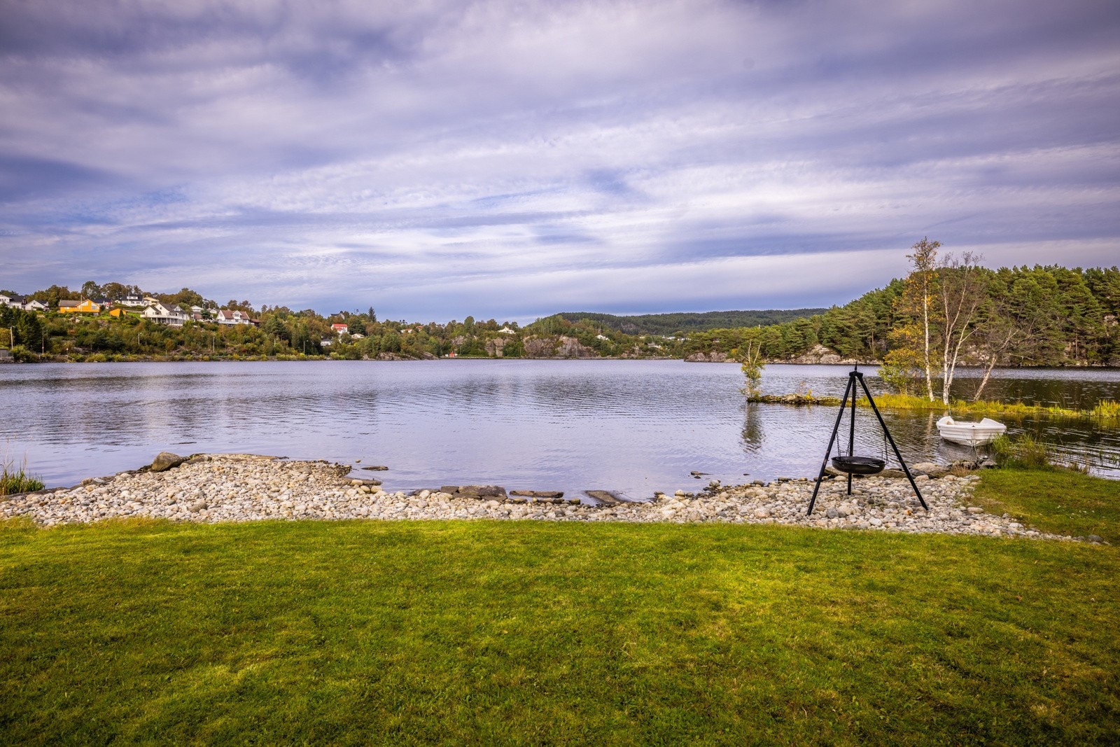 Eiendommen har over 30 meter strandlinje mot Tveitevatnet Galleribilde