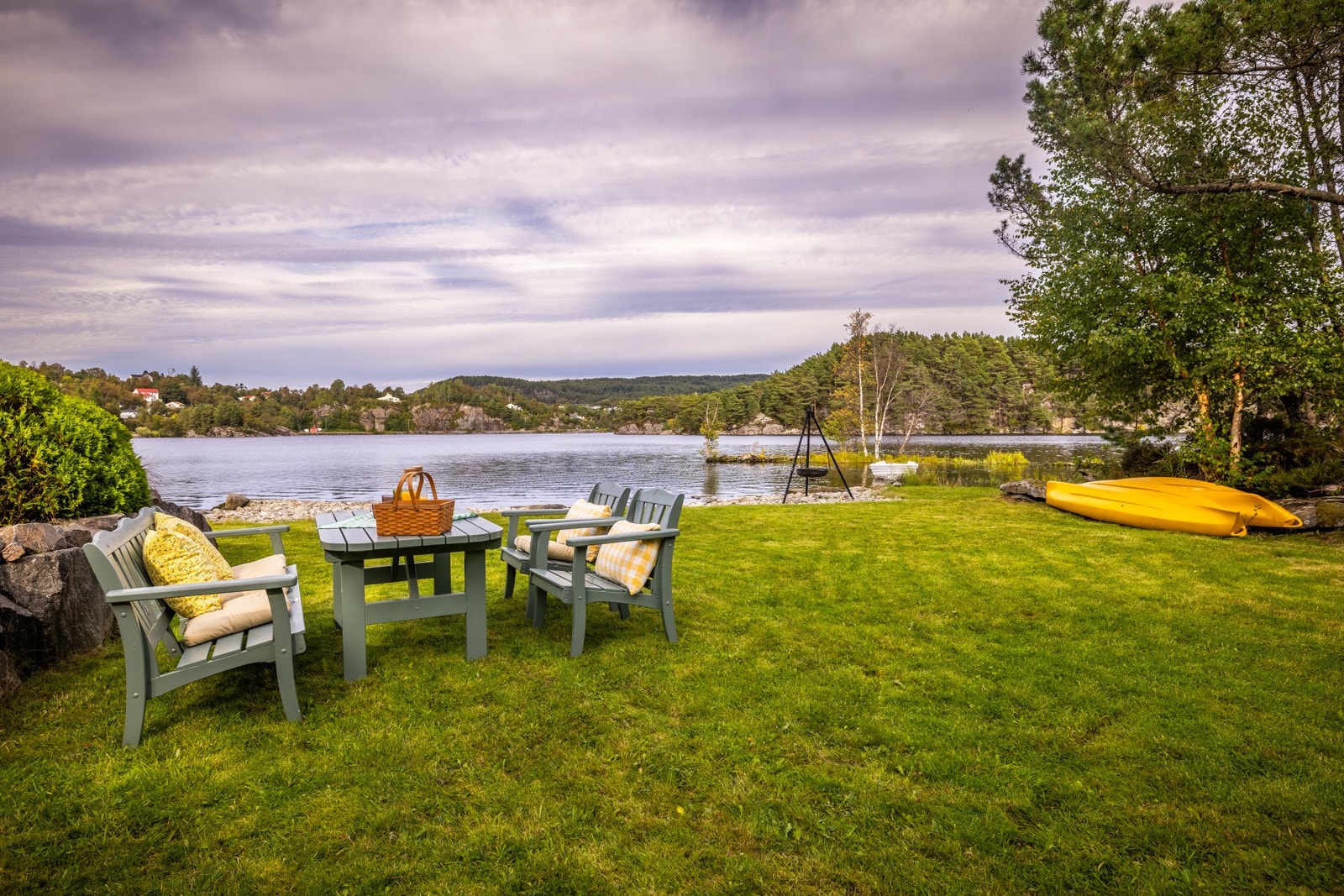 Den store sonen ved vannet er en favoritt på sommerstid - Ligg langstrakt på plenen og ta deg et bad fra hagen når det blir for varmt Galleribilde