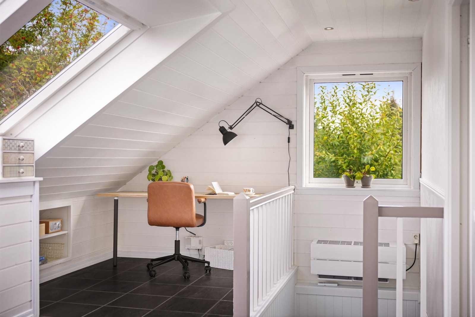 Kroken i lofstuen passer perfekt til kontor - Varmepumpen har også kjøling til varme sommerdager Galleribilde