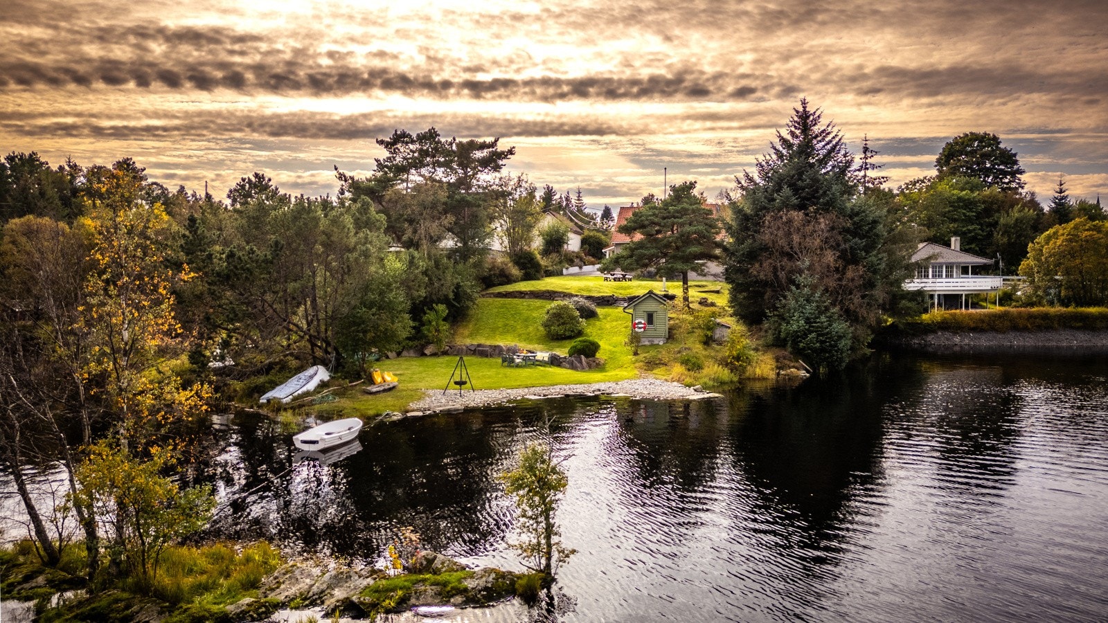 Eiendommen har fantastisk beliggenhet omkranset av vakker natur - Samtidig er det kort vei til alt du trenger Galleribilde