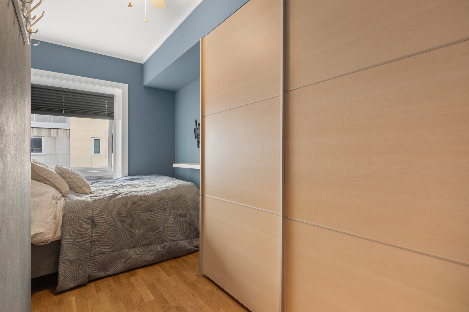 De to andre soverommene i leiligheten måler hhv. 9,4 og 7,1 m². Dette rommet har en praktisk skyvedørsgarderobe. Galleribilde