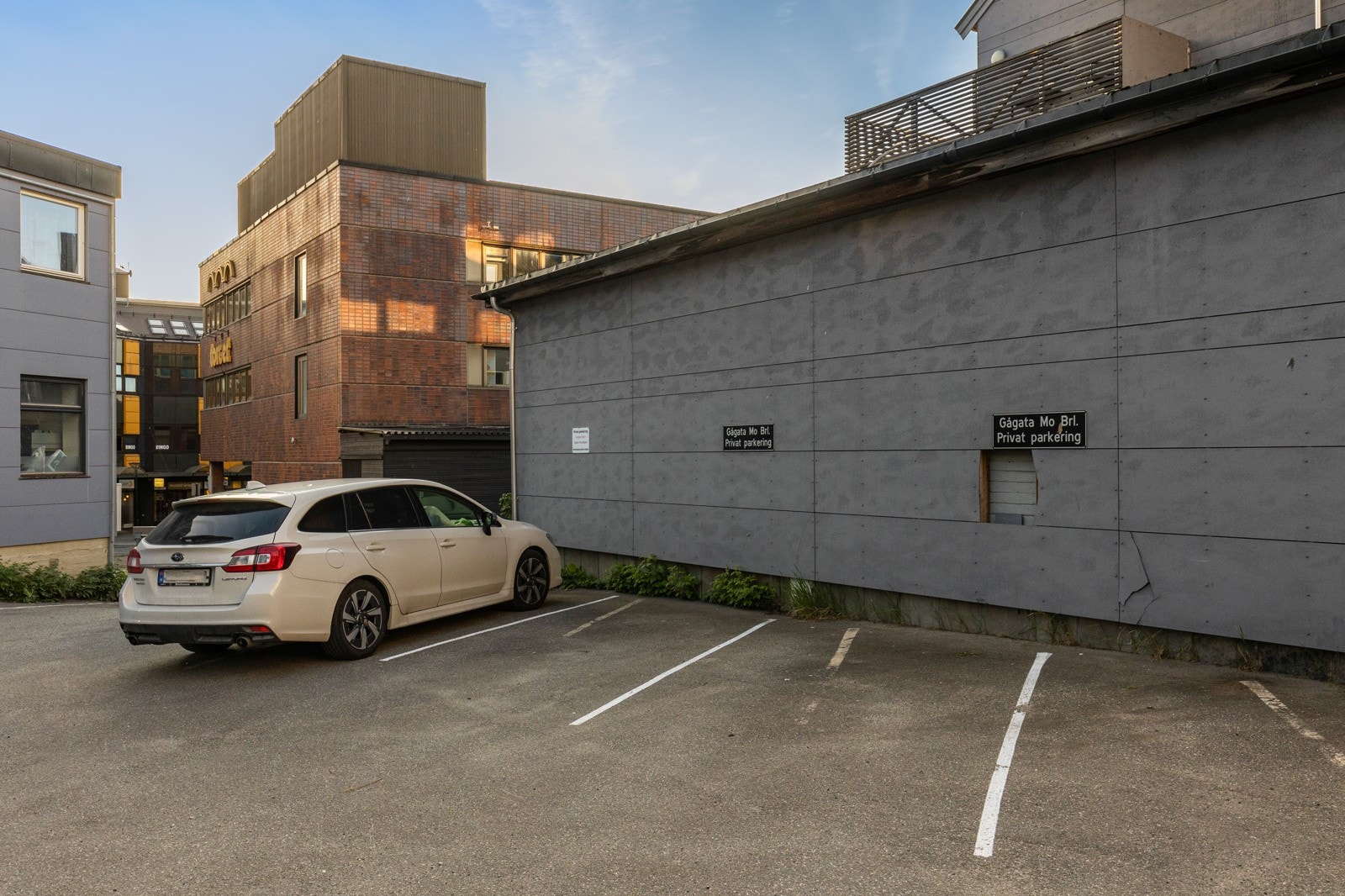 Det følger med egen biloppstillingsplass med leiligheten. Galleribilde