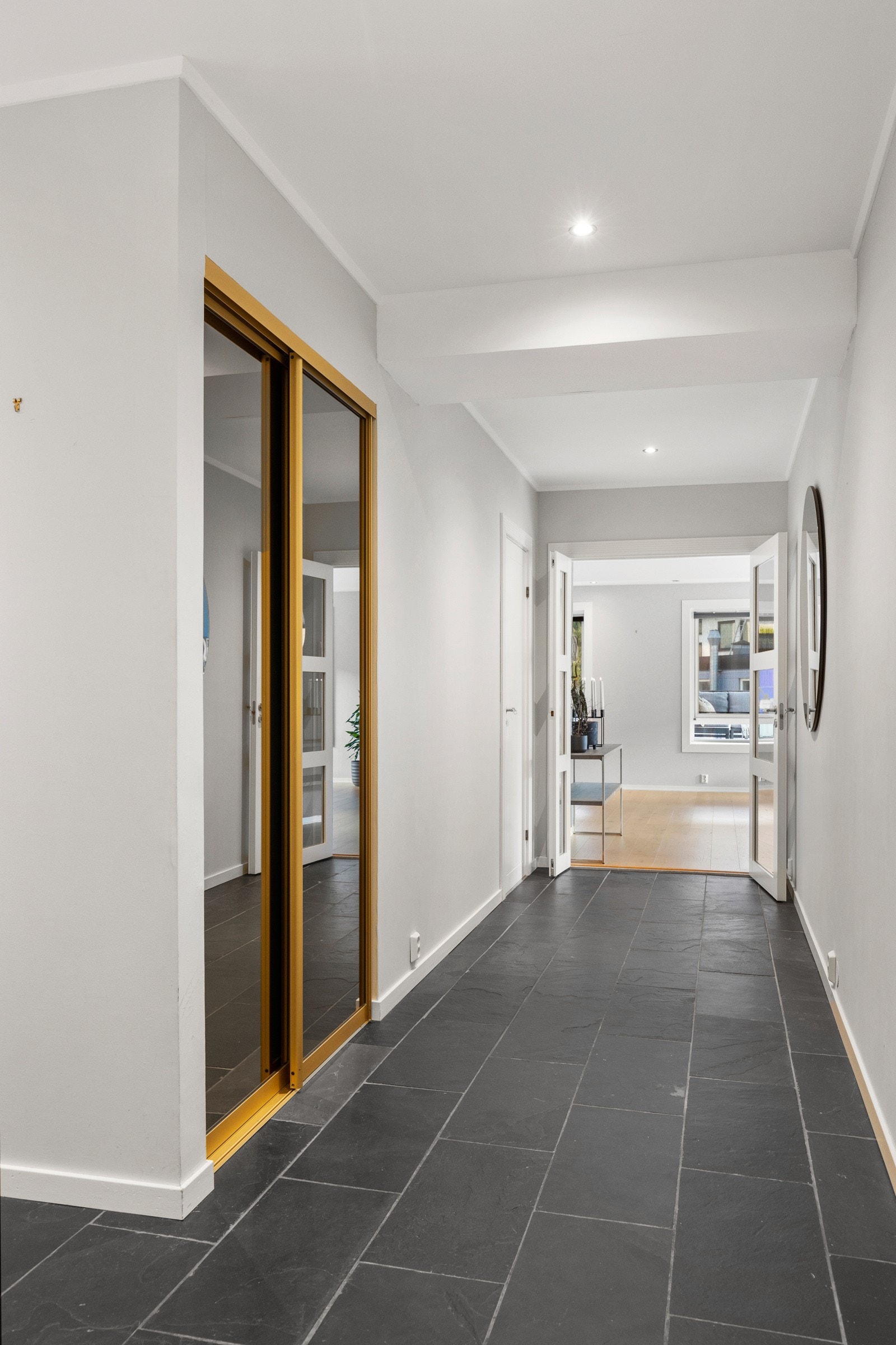 Gulvet varmes opp av elektriske varmekabler, og man har god plass til å henge fra seg klær og sko i romslig skyvedørsgarderobe. Galleribilde