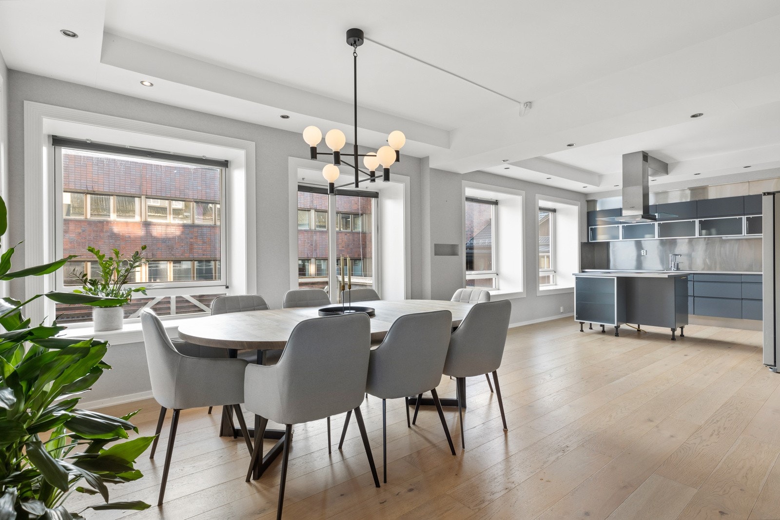 Fra kjøkkenet holder vertskapet enkelt den gode samtalen med gjestene mens maten anrettes og overbringes til de forventningsfulle gjestene. Galleribilde